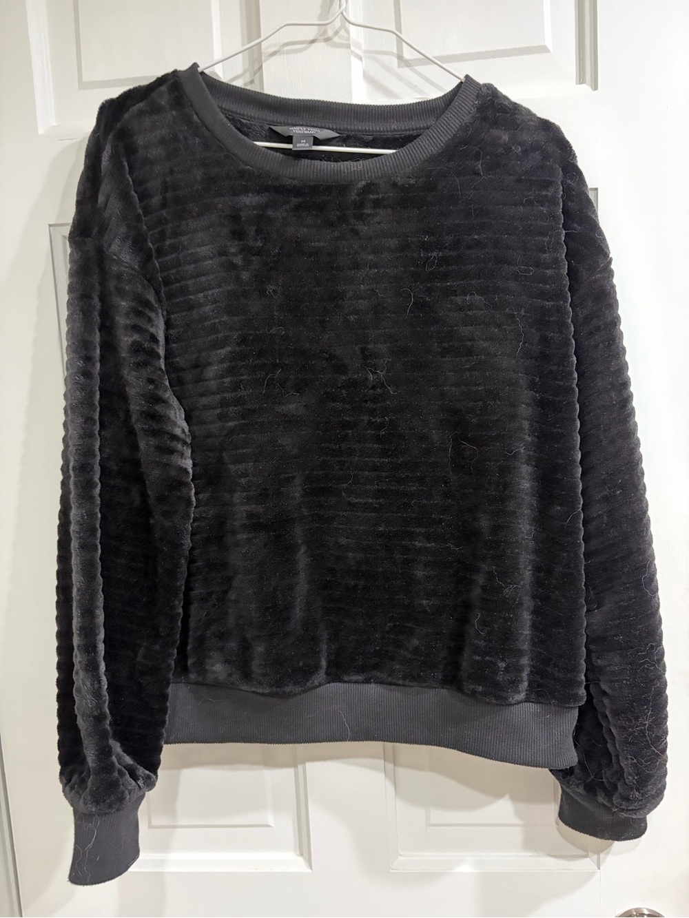 Women’s Simply Vera Wang top 
Size Medium 
Velour top / warm & cozy. Can dress i